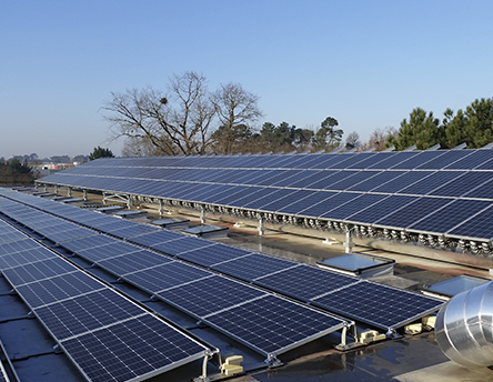 photo de panneaux solaires sur un bâtiment